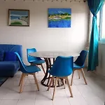 Bleu D'arques Lumineux Et Calme דייפ