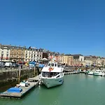 Bleu D'arques Lumineux Et Calme דייפ